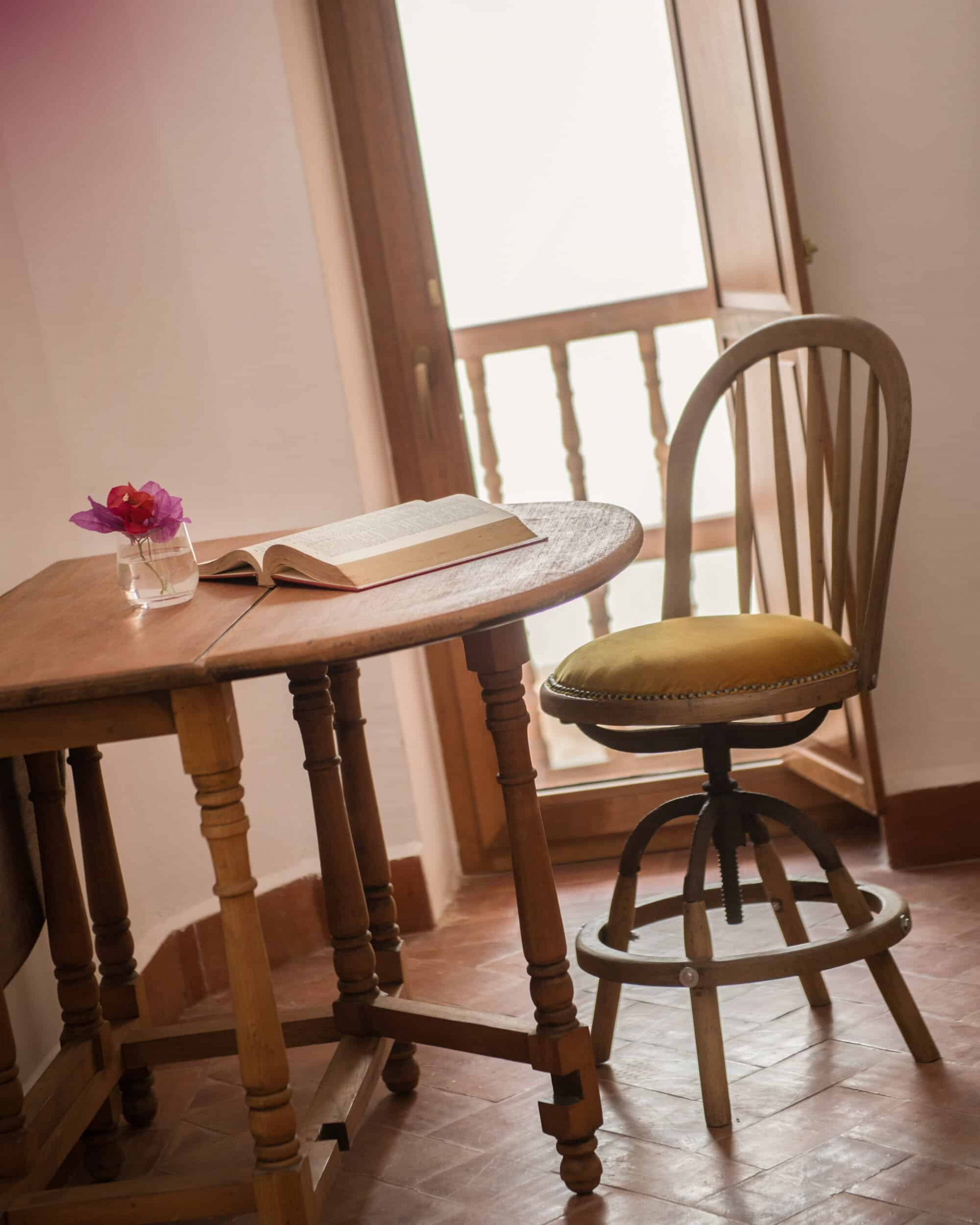Silla y escritorio en una habitación